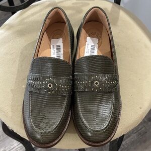Elegant Olive Textured Loafers